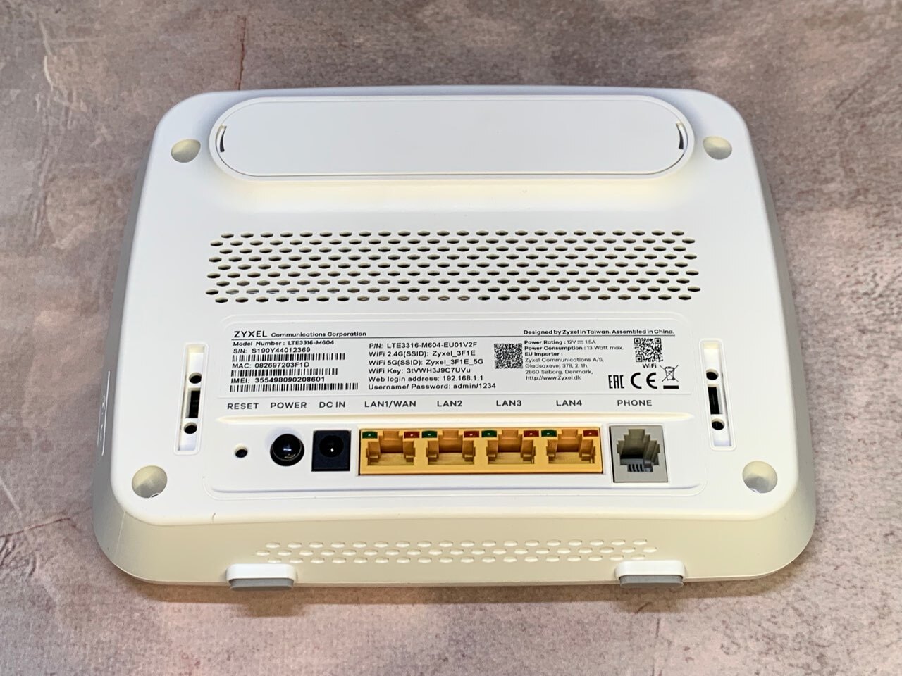 Wi-Fi роутер ZYXEL LTE3316-M604 v2 белый УЦЕНКА