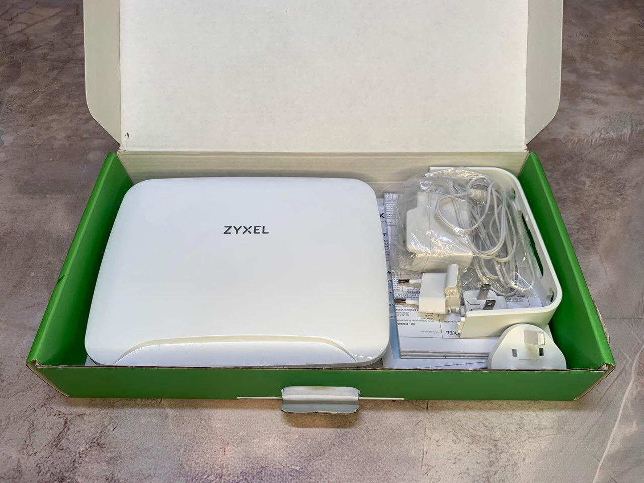 Wi-Fi роутер ZYXEL LTE3316-M604 v2 белый УЦЕНКА