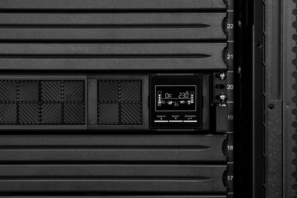 Источник бесперебойного питания Systeme Electriс SRV SRVSE1KRTI 900Вт 1000ВА черный