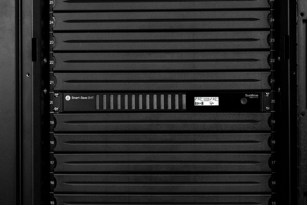 Источник бесперебойного питания Systeme Electriс SMT SMTSE750RMI1U 450Вт 750ВА черный