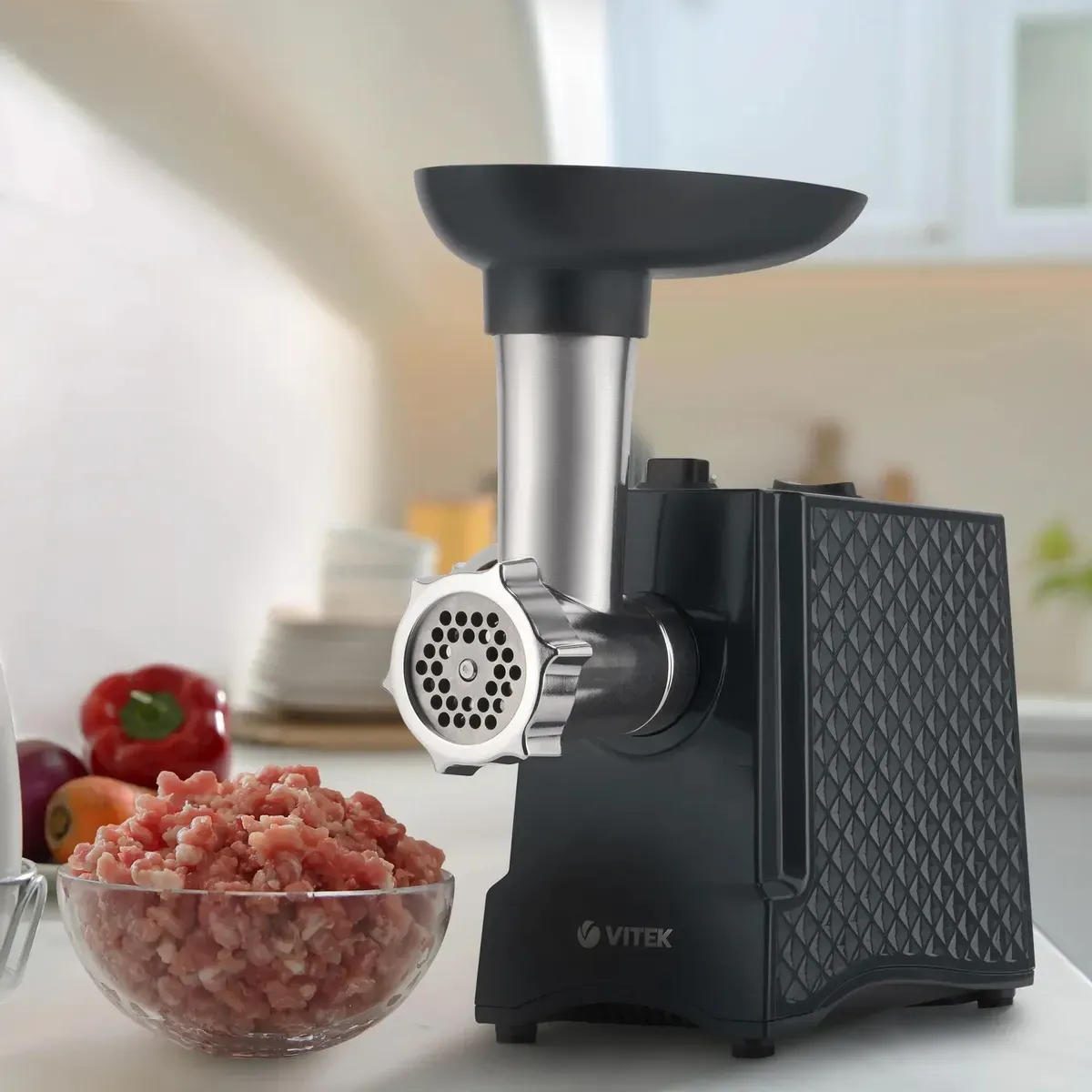 Мясорубка электрическая Vitek VT-3619 черный
